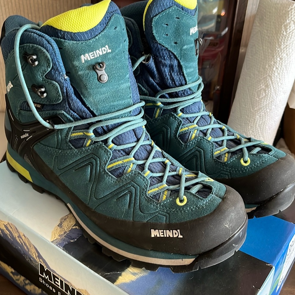 Meindl Tonale GTX. MENS 9.5 US.  8.5 UK